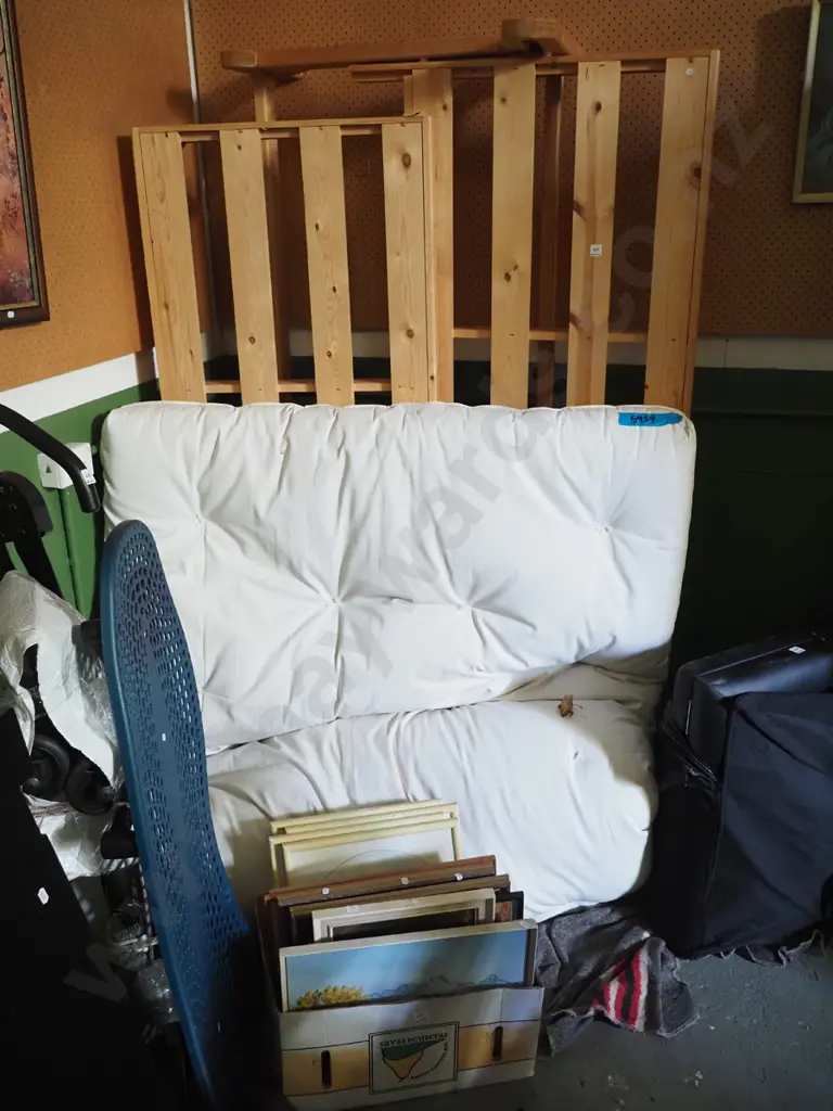 solid oregon divan bed with futon mattress Image 1++