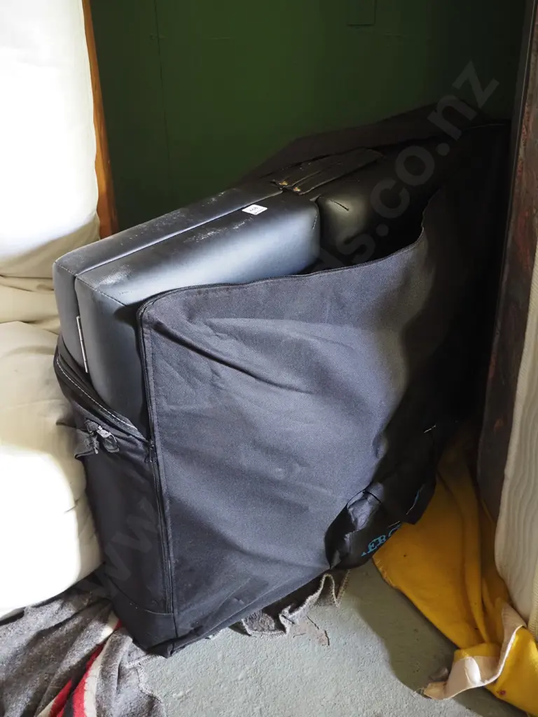 black vinyl massage table Image 1++