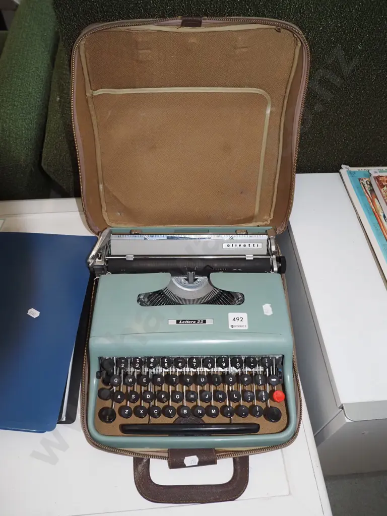 Olivetti Lettera typewriter Image 1++