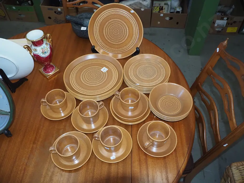 Crown Lynn Forma Saturn dinner items; plates, bowls etc Image 1++