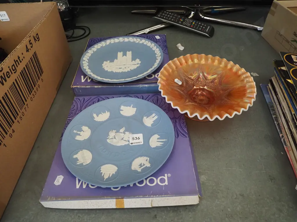 2x Wedgwood jasperware plates, carnival glass bowl Image 1++