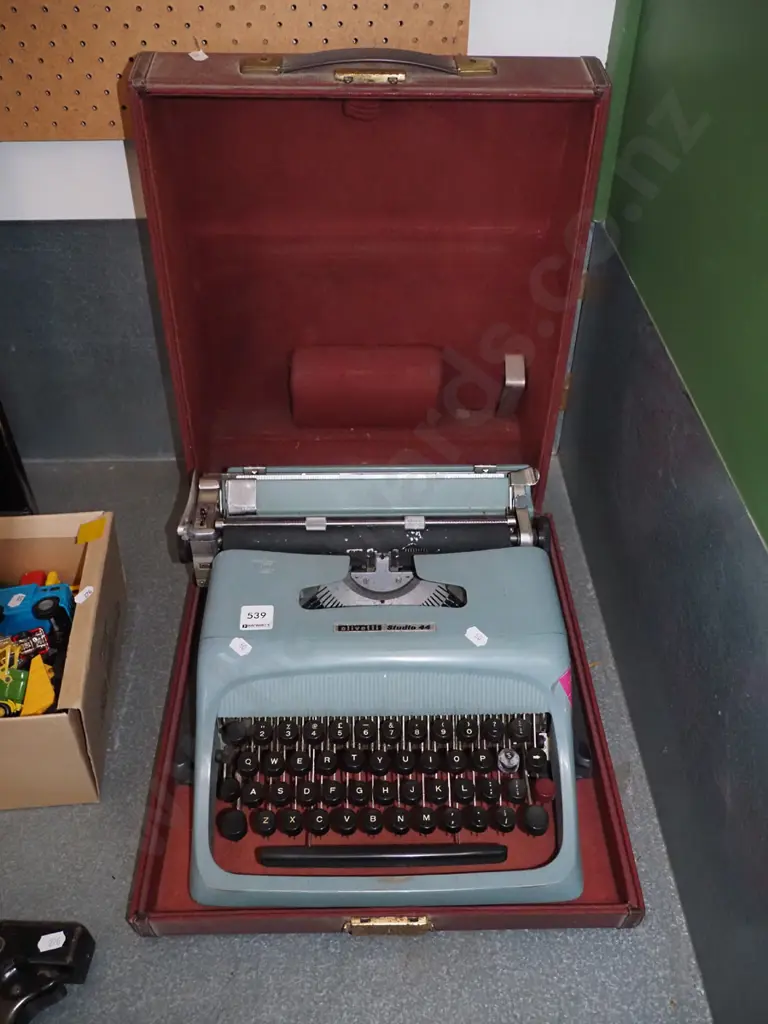 Olivetti portable  typewriter Image 1++