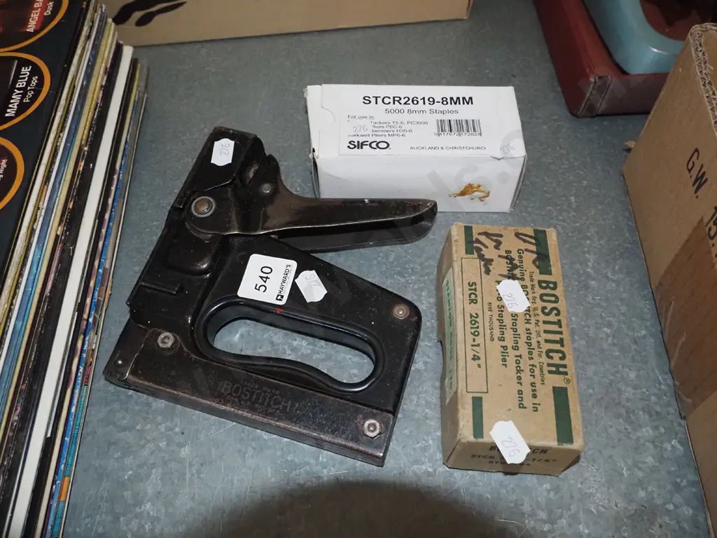 staple gun and staples Image 1++