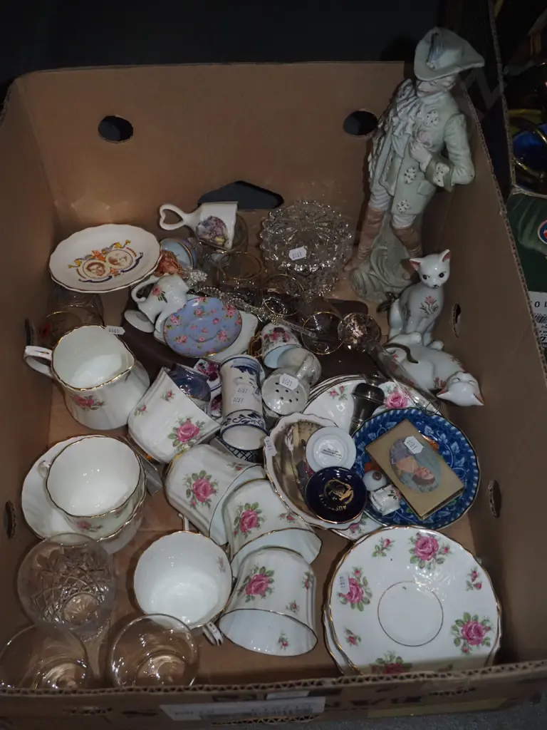 box; glass ware, figurines etc Image 1++