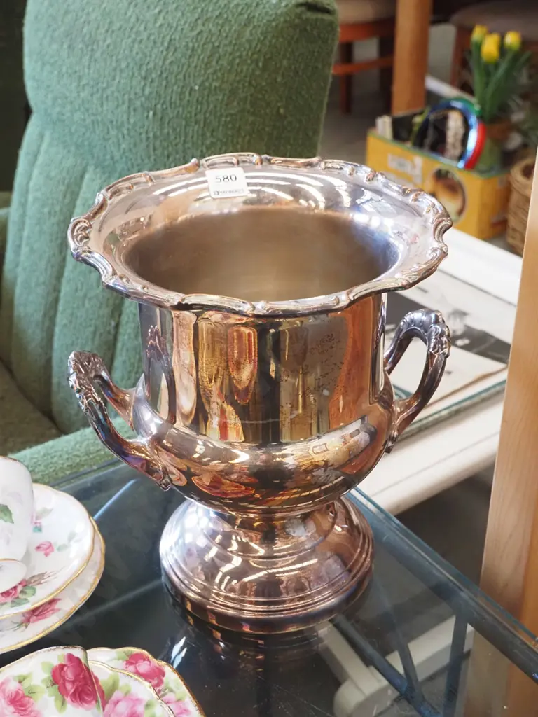 heavy plated double handled vase H-270 Image 1++