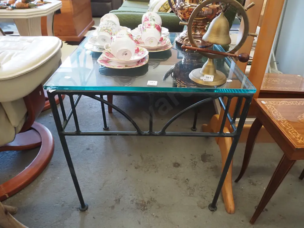 metal and glass top end table Image 1++
