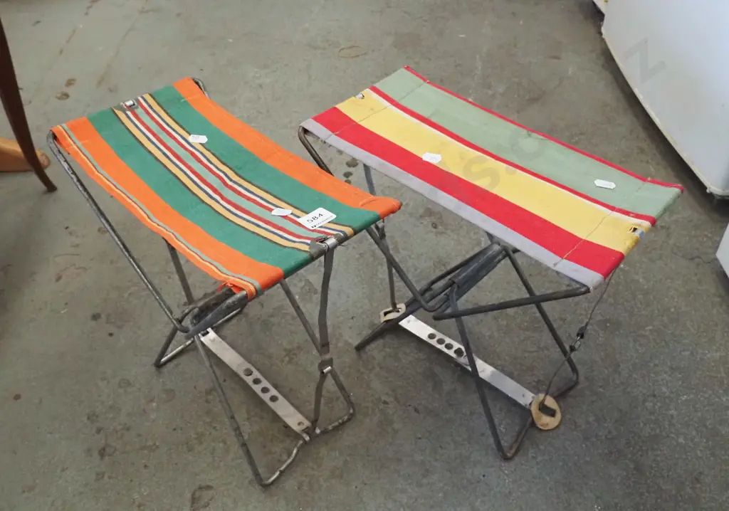 2x small foldaway striped chiars Image 1++