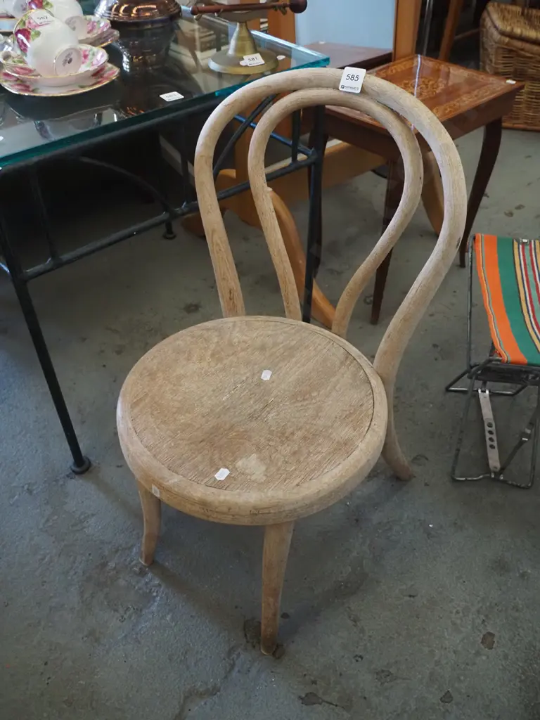 bent and pressed wood child's chair Image 1++