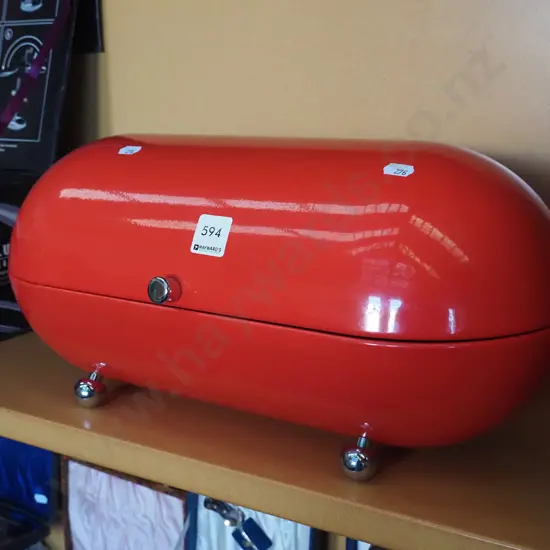 metal breadbin