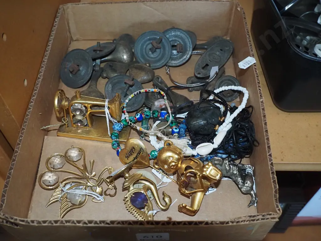 box; drawer handles, costume jewellery etc Image 1++