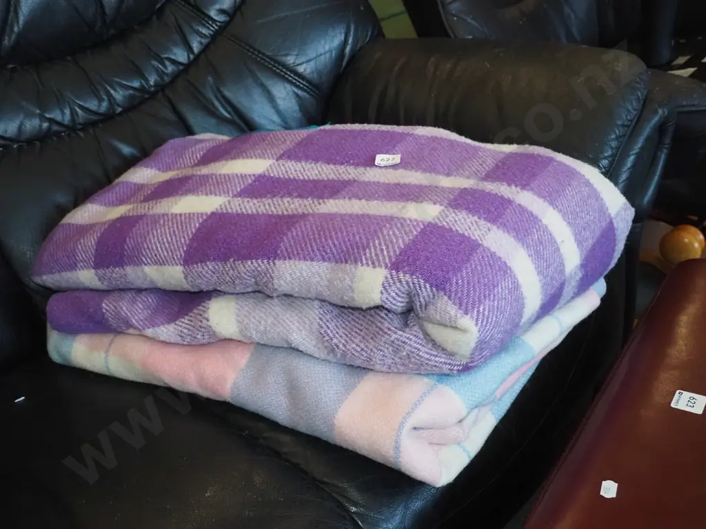 2x checked woollen blankets Image 1++