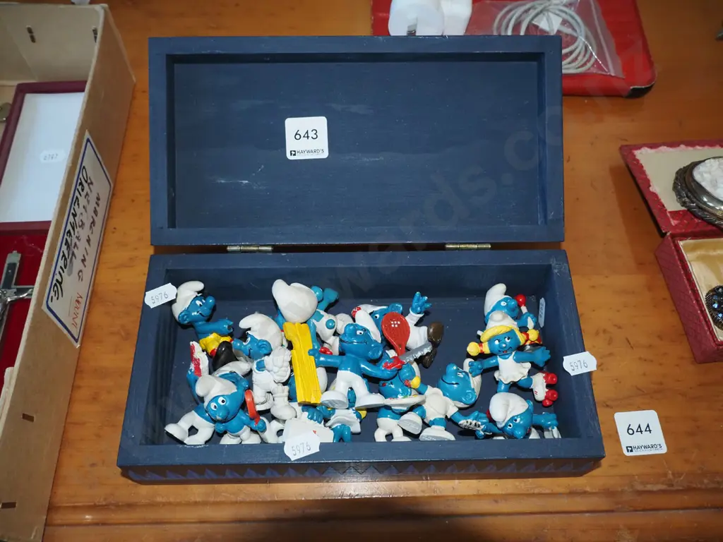 lidded wooden box, various Smurfs Image 1++
