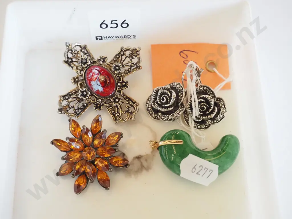 box of costume jewellery Image 1++