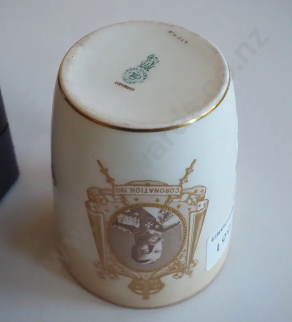 King George coronation mug in presentation case Image 1++