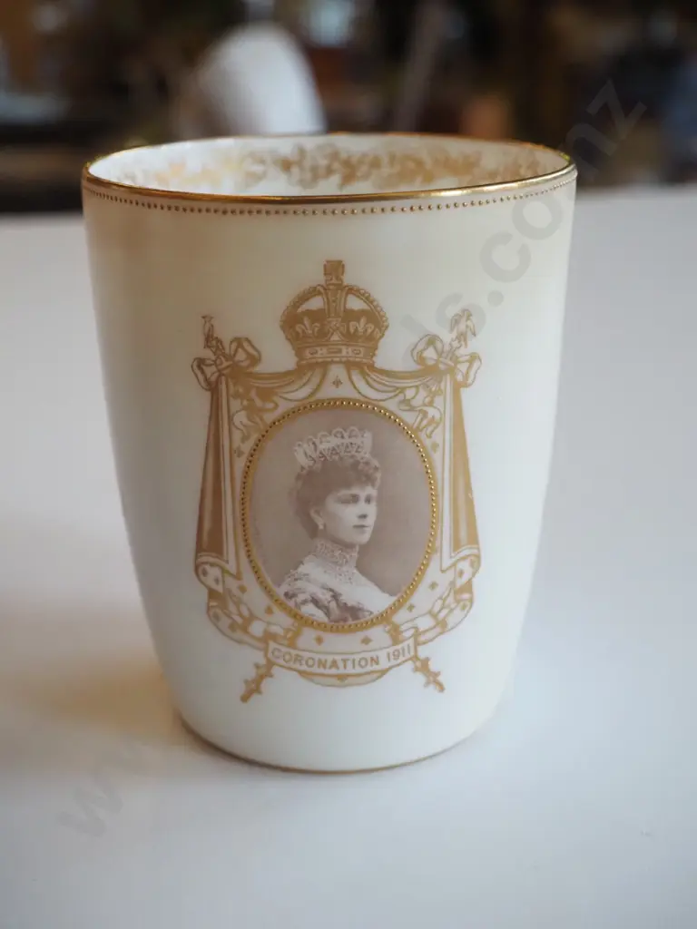 King George coronation mug in presentation case Image 1++
