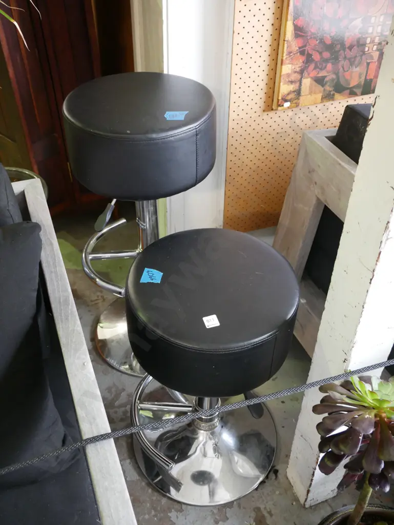 2x black vinyl and chrome bar stools Image 1++