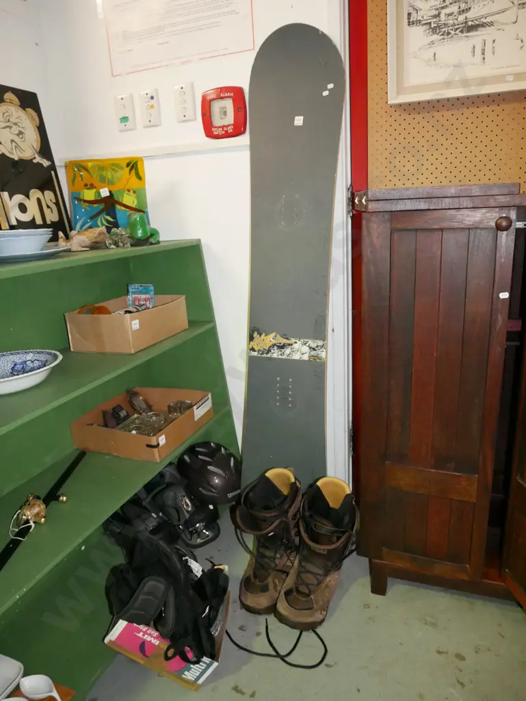 Squad 59 snowboard with boots, bindings, helmet and protective gear Image 1++