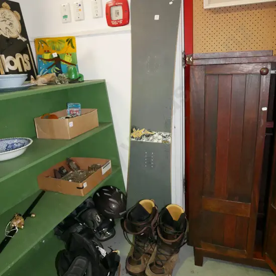 Squad 59 snowboard with boots, bindings, helmet and protective gear