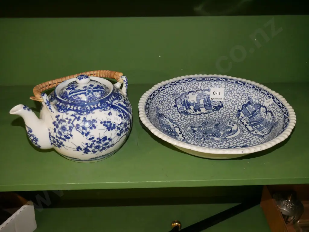 blue and white tea pot, blue and white bowl Image 1++