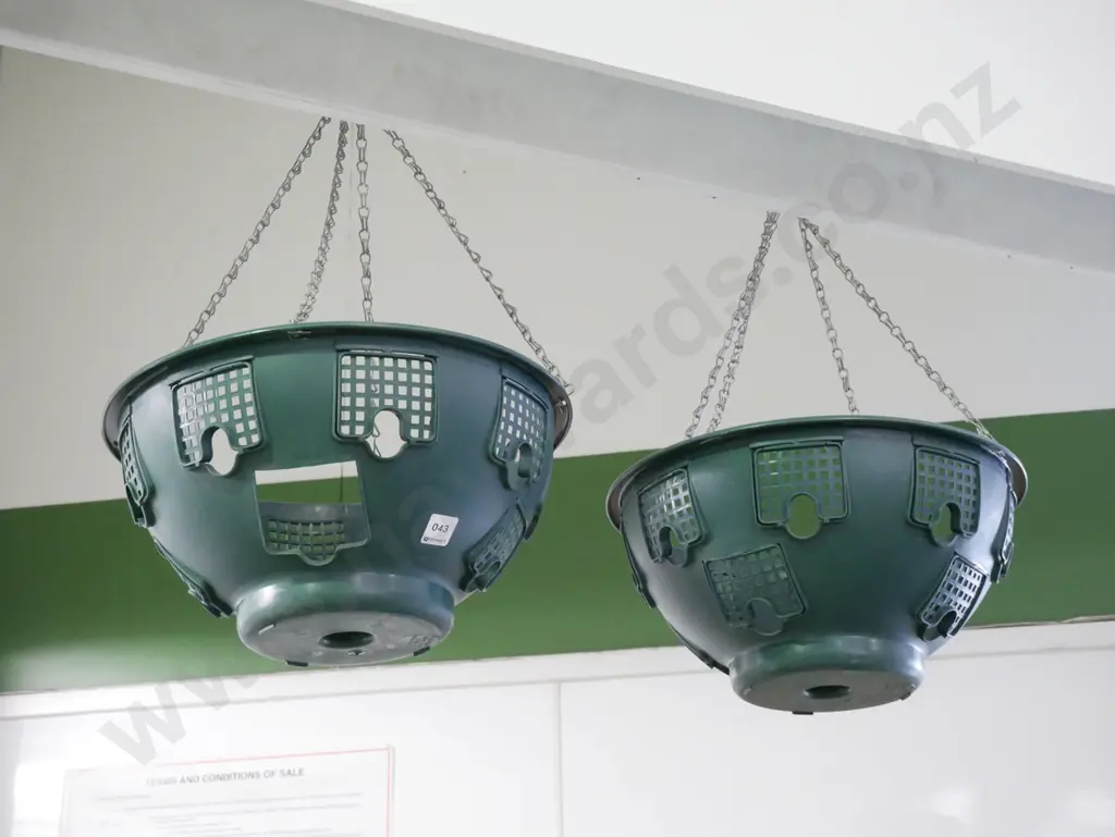 2x plastic hanging garden planters Image 1++
