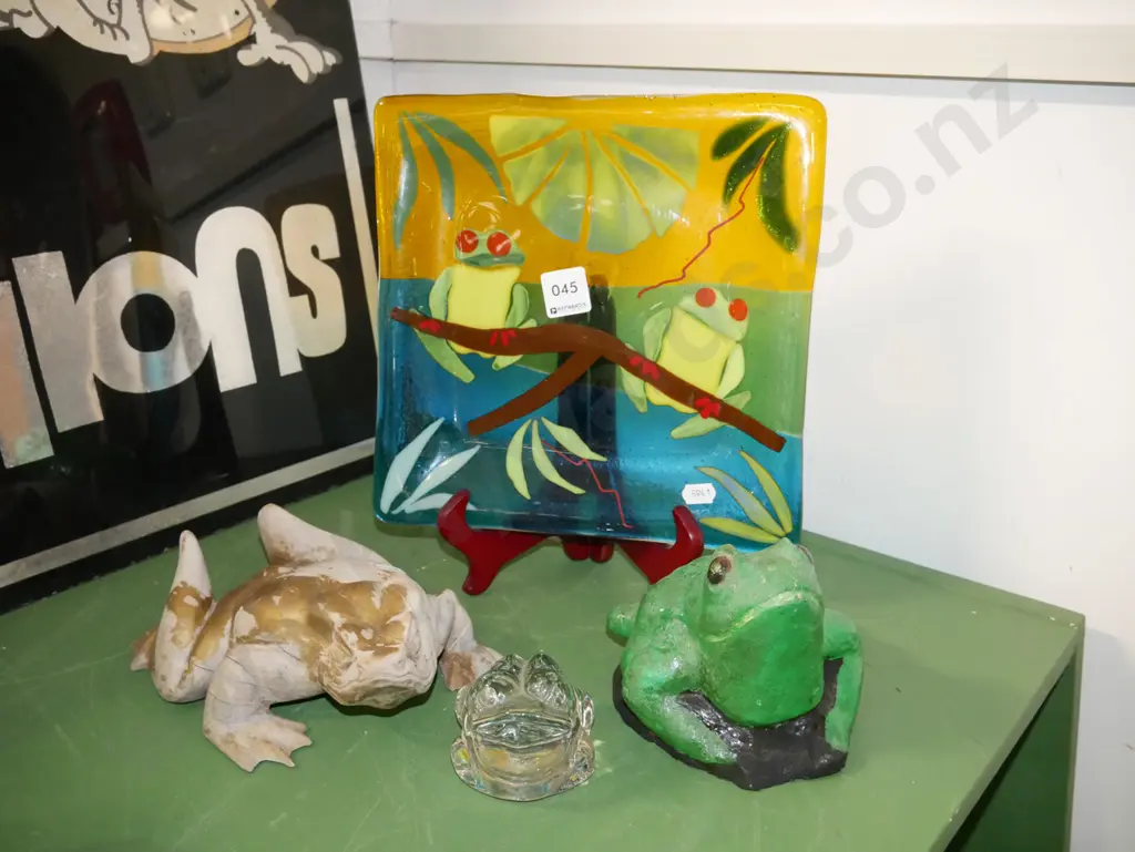 ornamental frogs, hand painted glass frog plate Image 1++