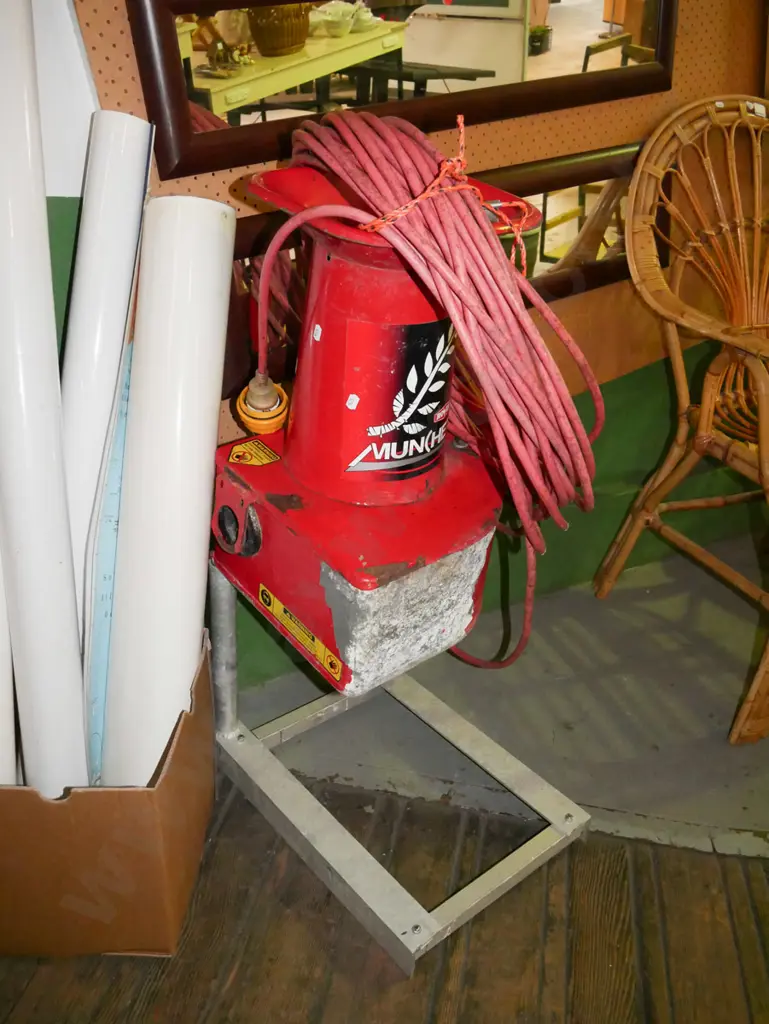 Rover corded garden mulcher with 30m extension cord Image 1++