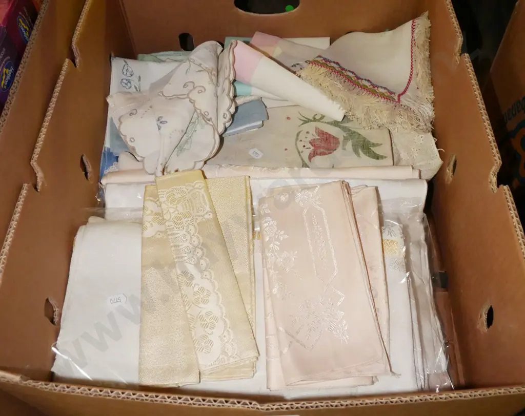 box; Irish linen, placemat etc Image 1++