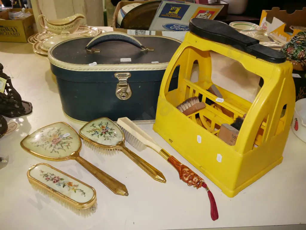 makeup case, dressing table set, shoe cleaning kit Image 1++