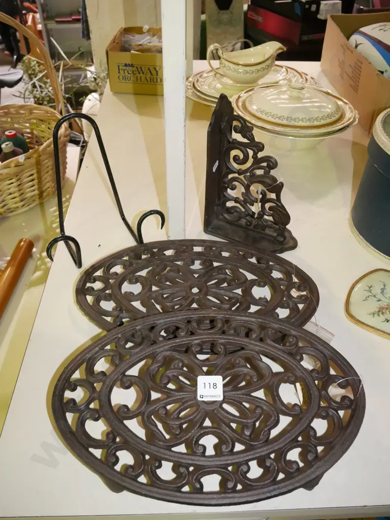 cast iron stands, plate stand, book end Image 1++