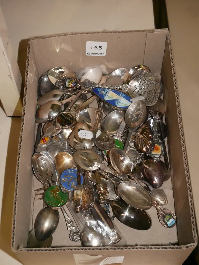 box of souvenir teaspoons Image 1++