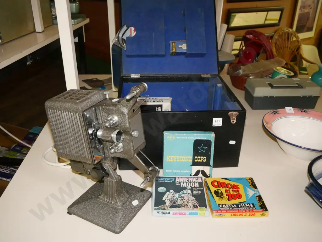 box; vintage 8mm cine projector, various films Image 1++