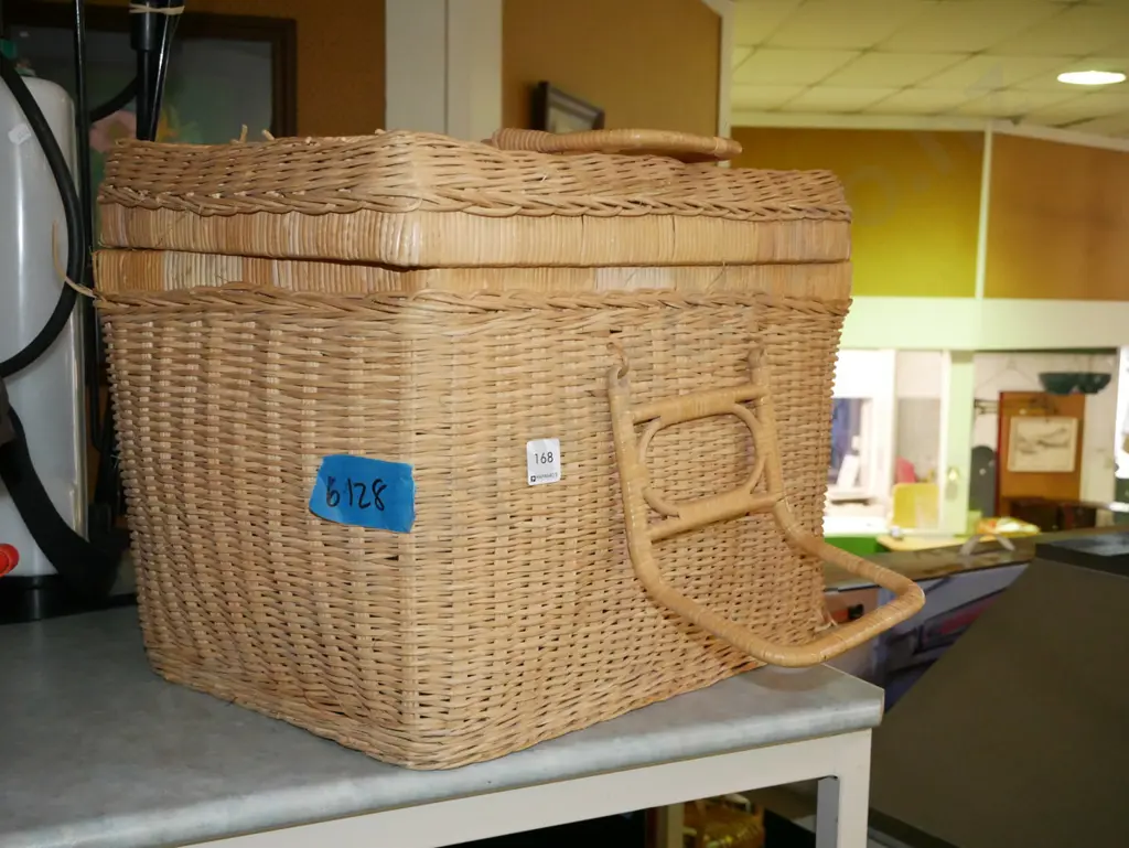 cane picnic hamper Image 1++