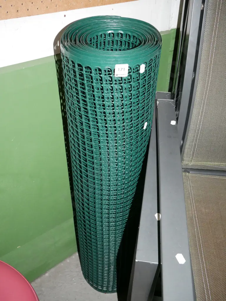 roll of green plastic netting Image 1++