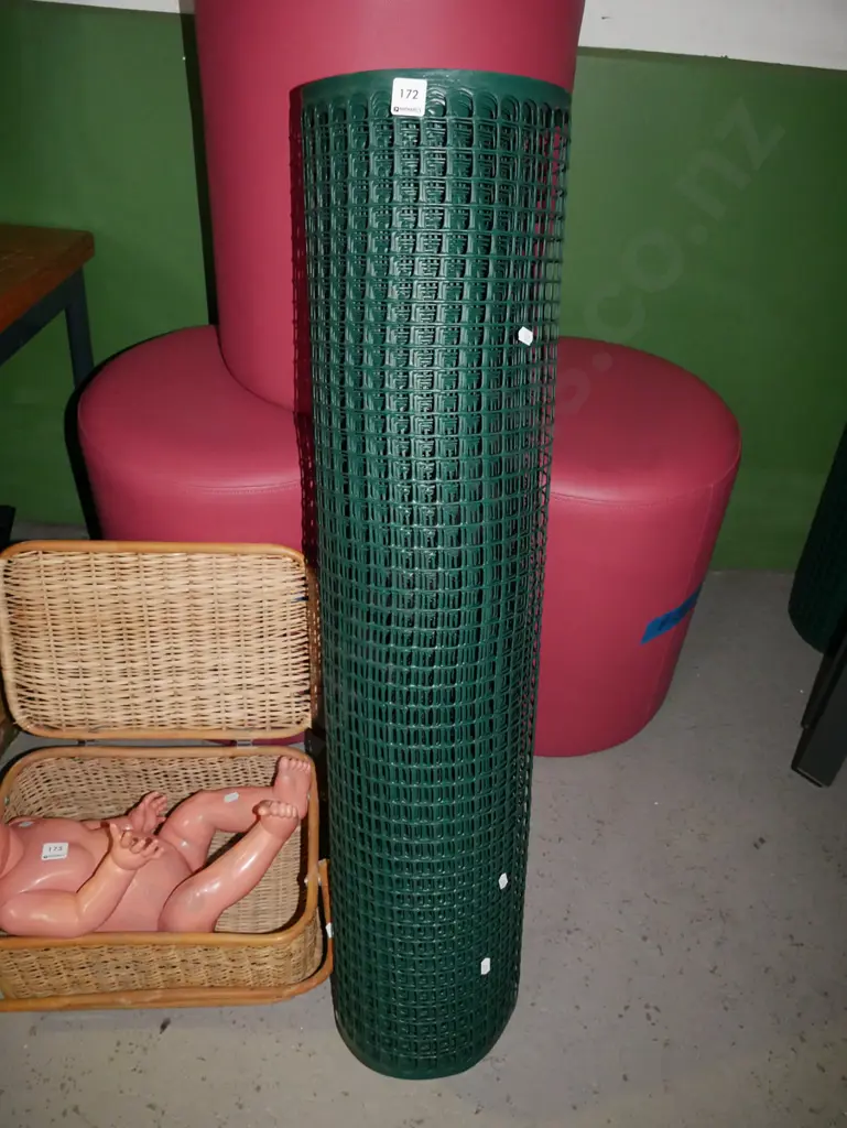 roll of green plastic netting Image 1++