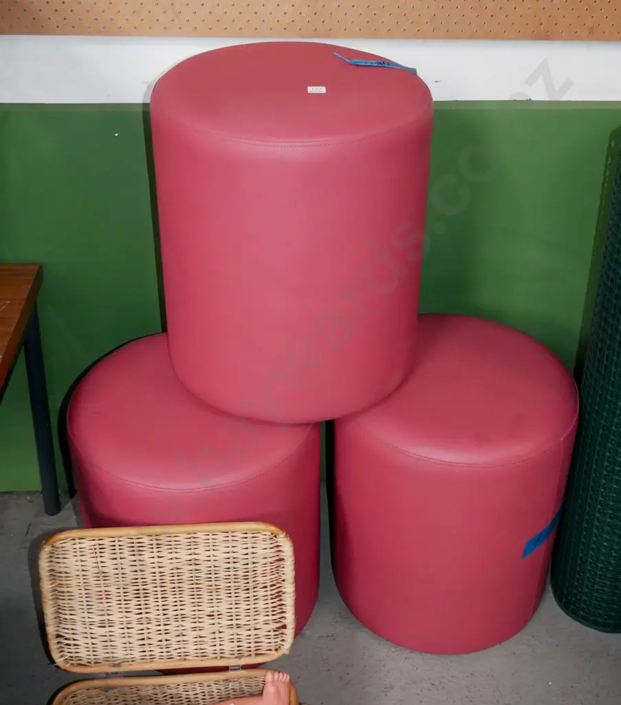 3x red vinyl stools/ottomans H-500 Image 1++