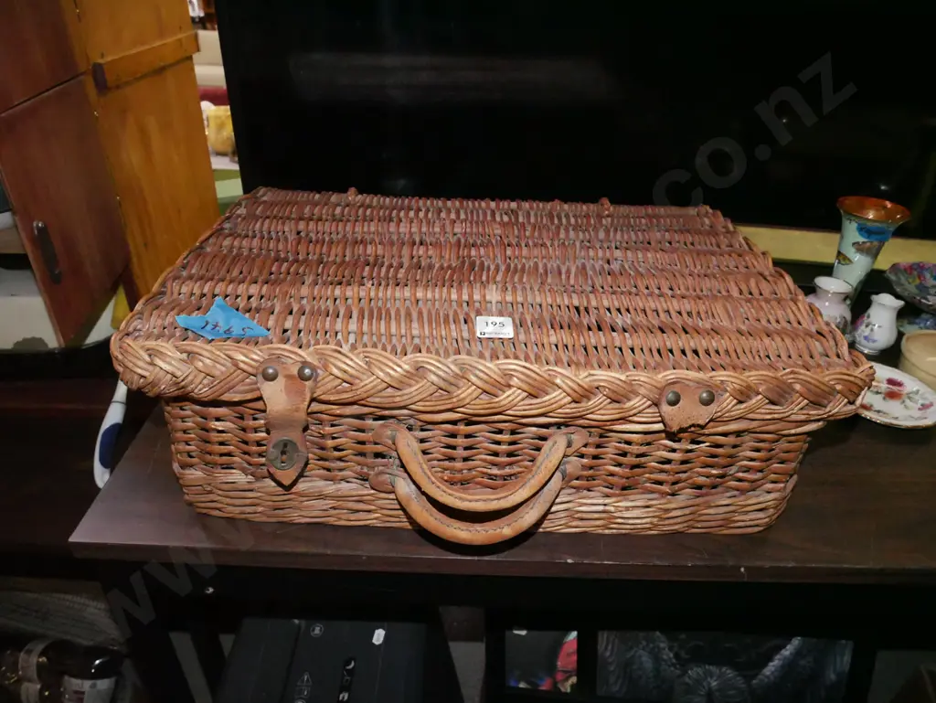 cane picnic hamper Image 1++