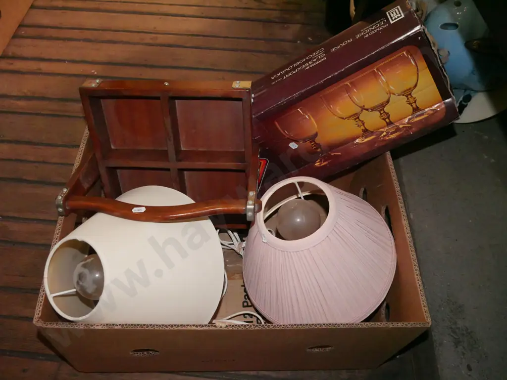 2x ceramic based table lamps, segmented wooden basket, as-new amber glass set Image 1++