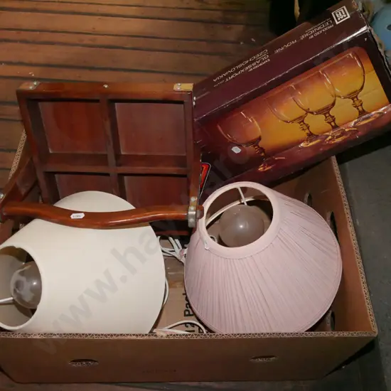 2x ceramic based table lamps, segmented wooden basket, as-new amber glass set