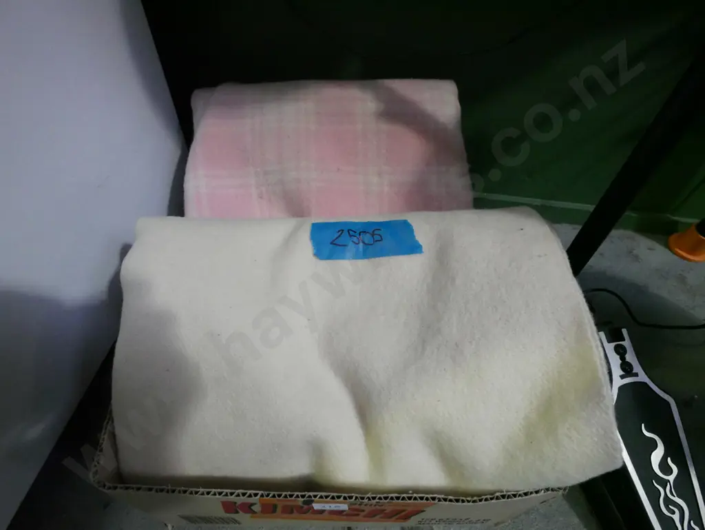 box; 2x woollen blankets Image 1++
