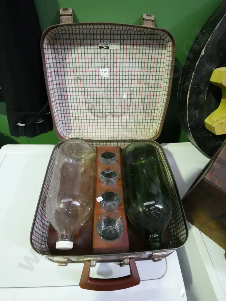 2x beer flagons, glasses carry case Image 1++