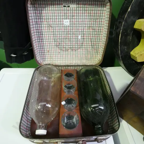 2x beer flagons, glasses carry case