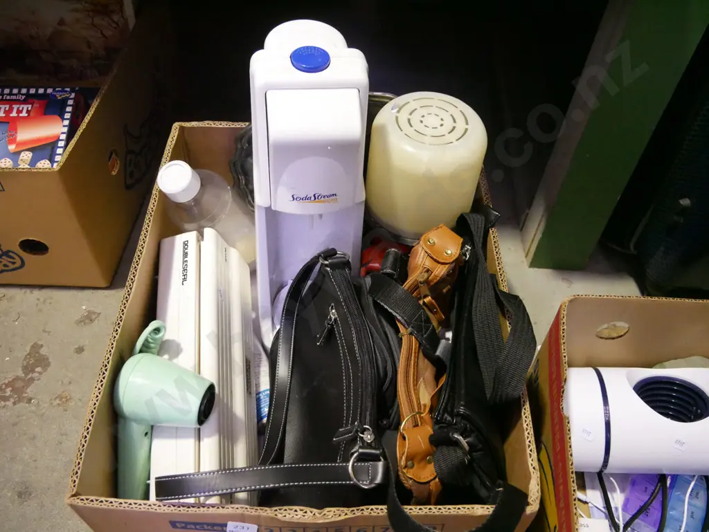 box; hand bags, soda stream, electronic sealer etc Image 1++