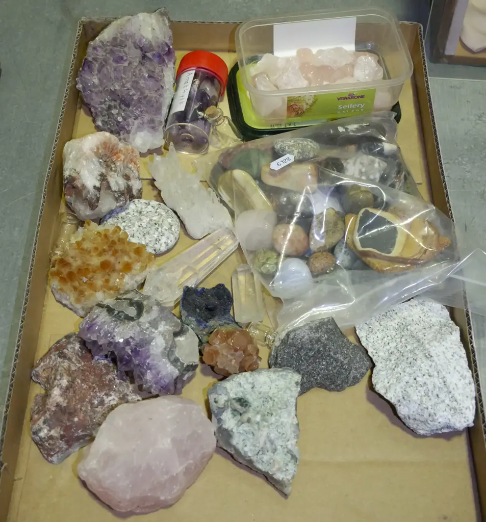 box; polished stones, crystals Image 1++