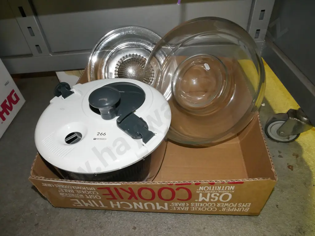 box; salad spinner, glass bowls Image 1++