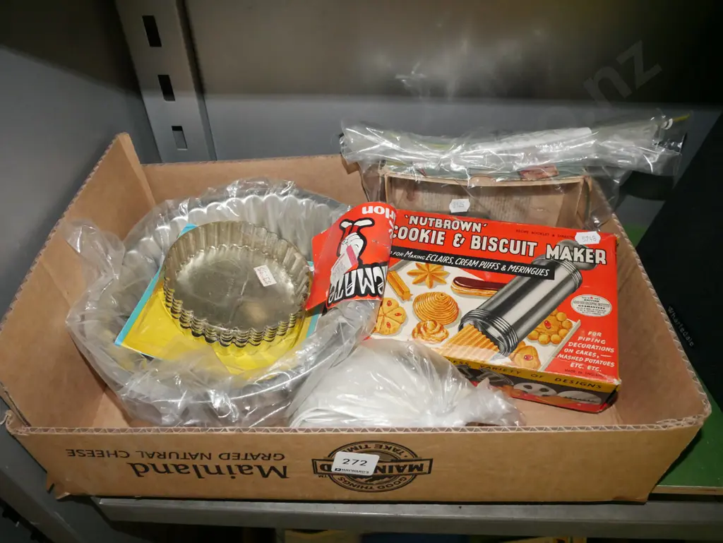 box; biscuit maker, jelly moulds etc Image 1++