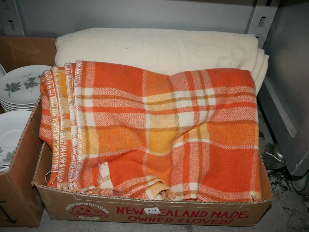 2x woollen blankets Image 1++