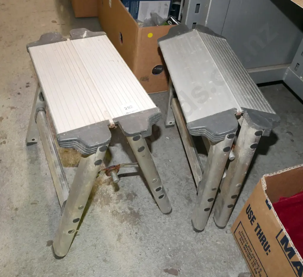 2x small aluminium steps Image 1++