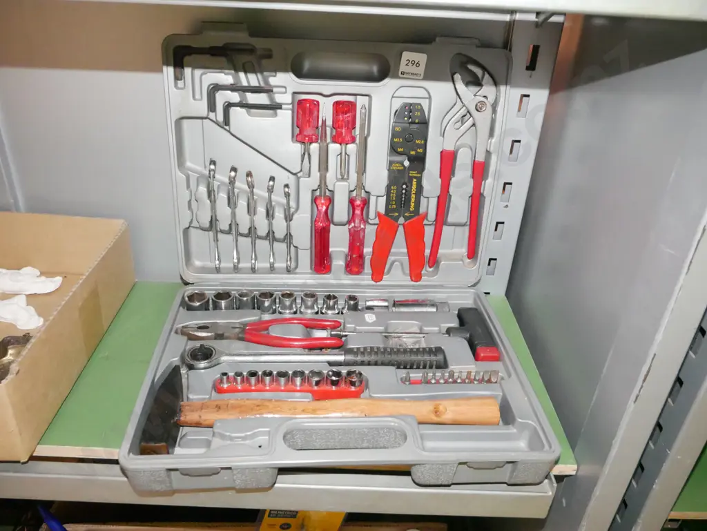 small plastic tool set Image 1++