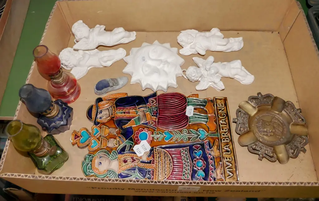 box; miniature kerosene lanterns etc Image 1++