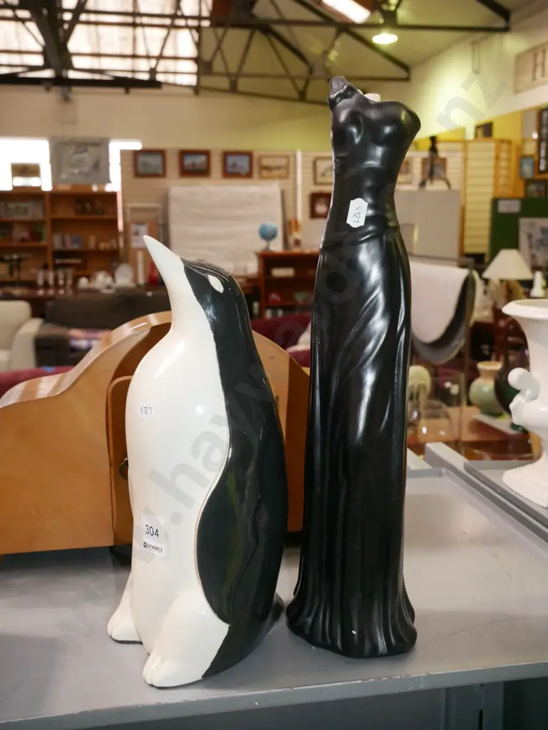 tall figural vase, ceramic penguin H-380 Image 1++